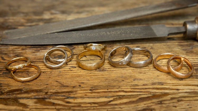 Curve by norup er 14 karat guld vielsesringe med et råt look