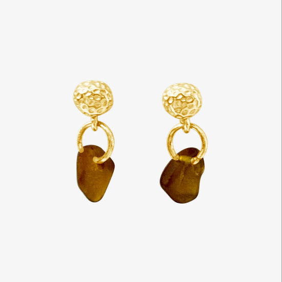 Kokosdråbe ørestikker brun - 18kt guldbelagt stål 20mm - Glasstyk