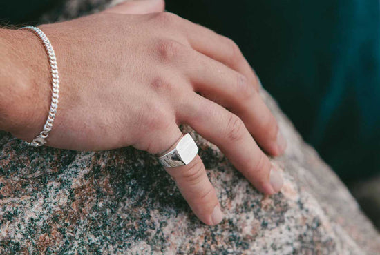 IX Tribute Signet Ring Silver - SPAR 70%